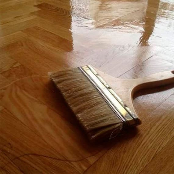 Acuchillado y barnizado del parquet para renovar un suelo de madera