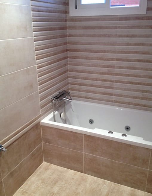 Alicatado de baño para trabajos de albañilería en Móstoles