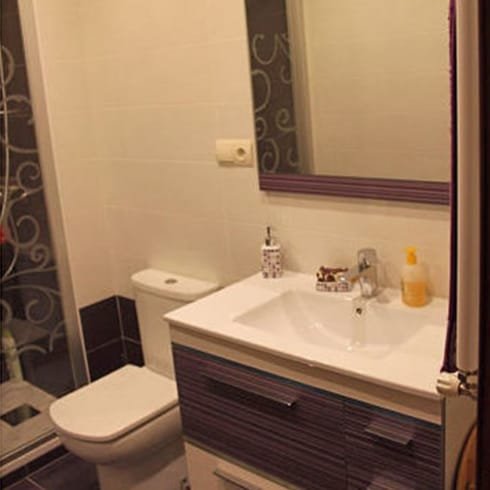 Baño con mueble de lavabo y ducha en Móstoles