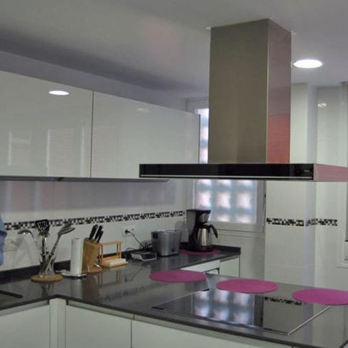 Cocina blanca con encimera oscura en Móstoles