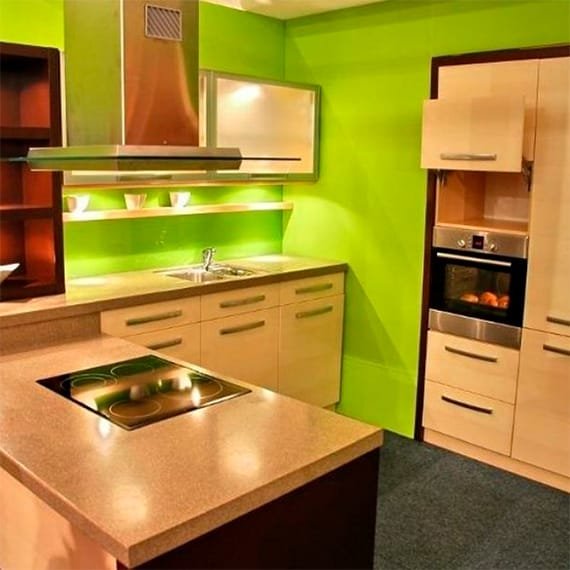 Cocina con encimera e isla central