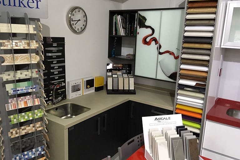 Exposición de materiales para reformas en Móstoles