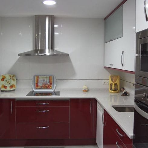 Cocina roja y blanca para cocinas en Móstoles