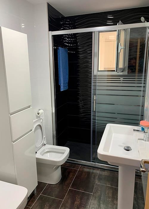 Baño renovado con trabajos de fontanería en Móstoles