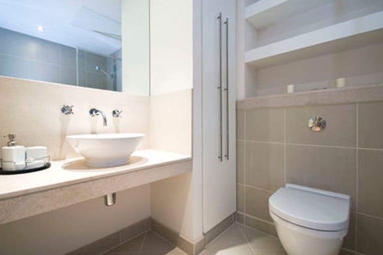 Baño renovado en proyecto de reformas integrales en Móstoles