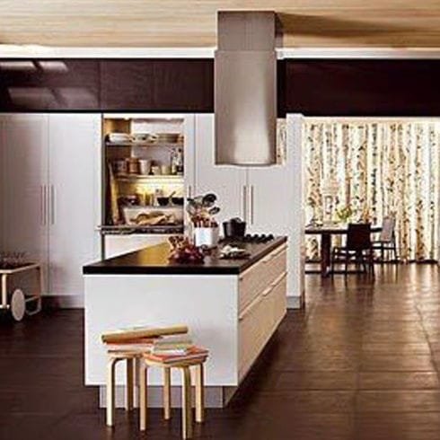 Suelo de apariencia madera en cocina moderna en Móstoles