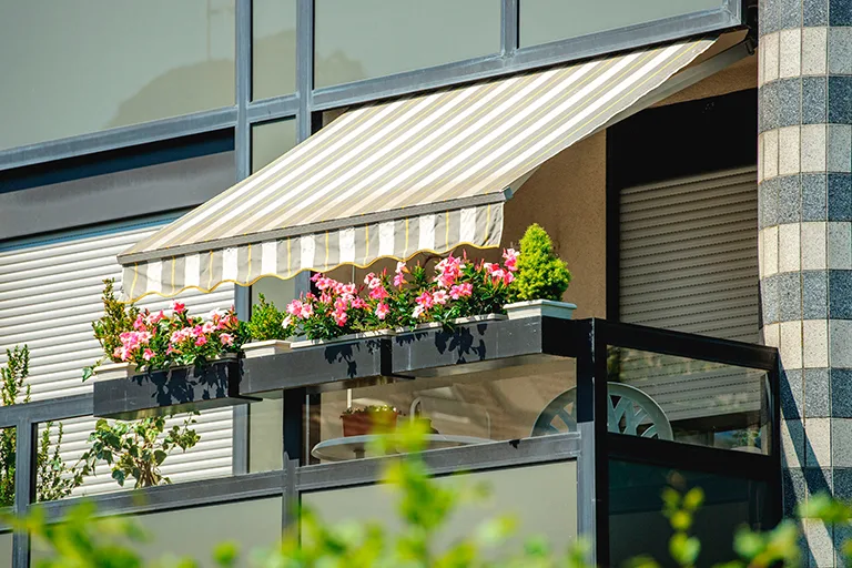 Terraza cubierta como solución complementaria a toldos en Móstoles